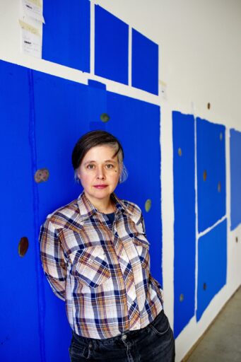 Porträt Andrea Büttner, zeitgenössische Künstlerin, vor einer Wand mit blauen Farbproben mit Kartoffelstudien in ihrem Atelier am 03.03.2020 in Berlin.